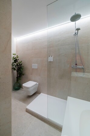 Suihku, hiustenkuivaaja, pyyhkeet