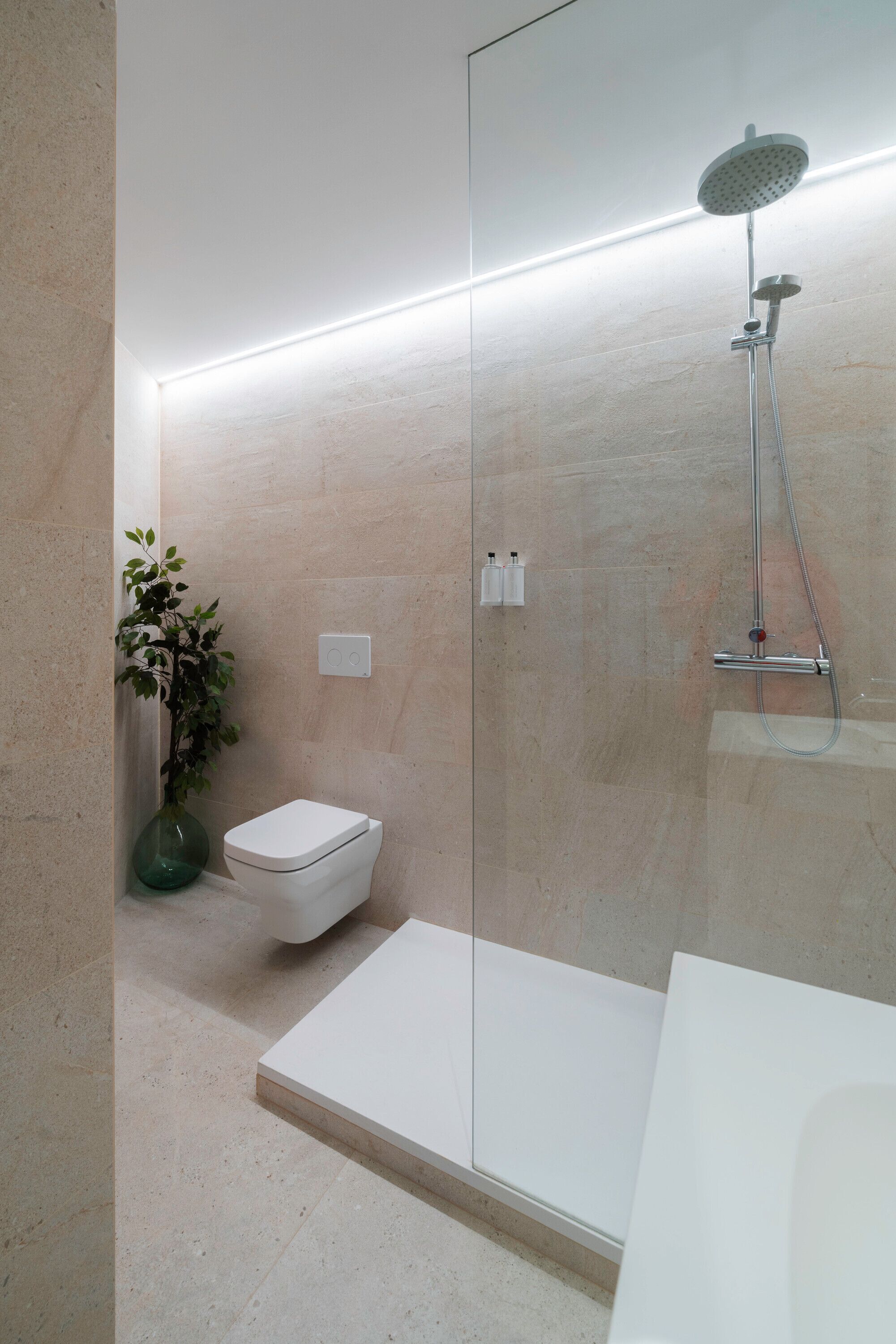 Dusj, hårføner og håndklær