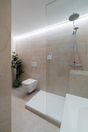 Douche, sèche-cheveux, serviettes fournies