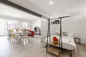 1 habitación, tabla de planchar con plancha, wifi y ropa de cama 
