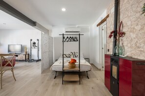 1 habitación, tabla de planchar con plancha, wifi y ropa de cama 