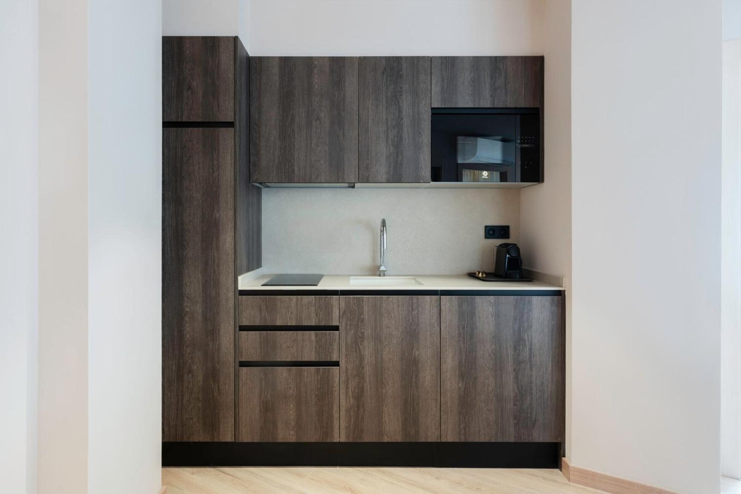 Een koelkast, een magnetron, een kookplaat