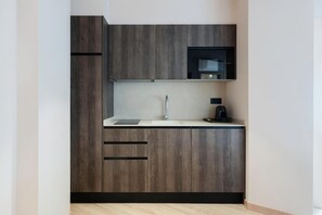 Jääkaappi, mikroaaltouuni, liesi, kahvin-/teenkeitin