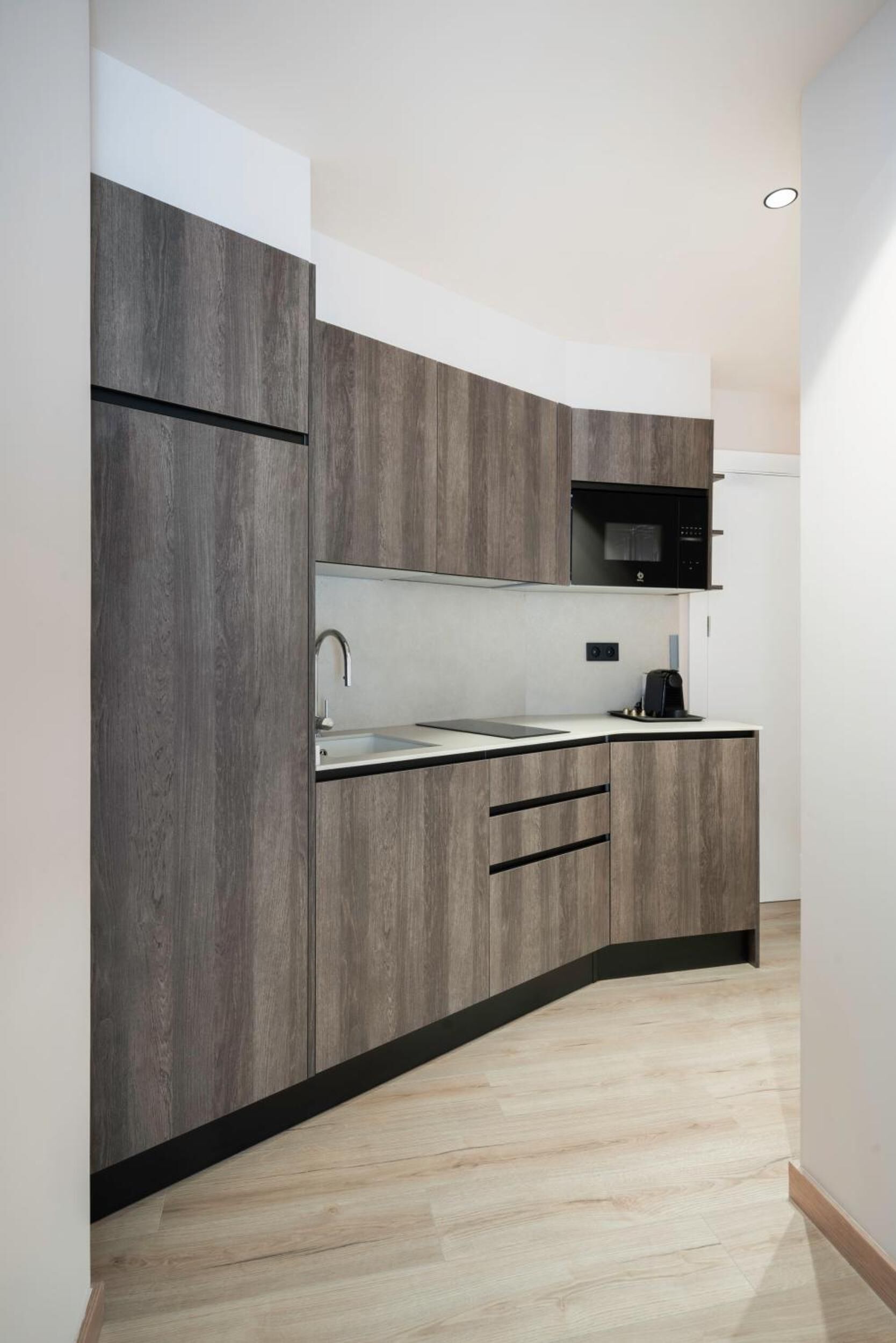 Kühlschrank, Mikrowelle, Herdplatte, Wasserkocher mit Kaffee-/Teezubehör