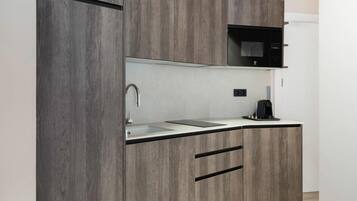 Frigorífico, microondas, placa de cocina y cafetera o tetera