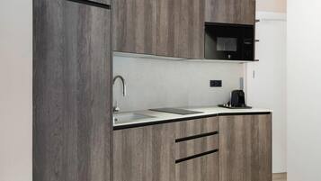 Een koelkast, een magnetron, een kookplaat