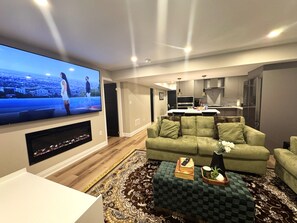 Een smart-tv en een open haard