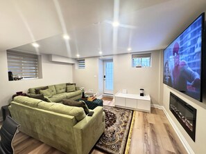 Smart TV, fireplace