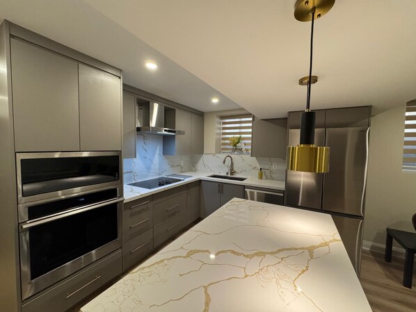 ثلاجة، ميكروويف، فرن، موقد طهي مسطح