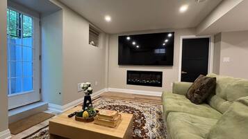 Smart TV, fireplace