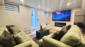 Smart TV y chimenea 