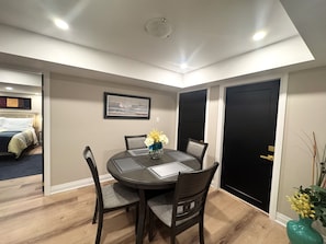 Dining - Luxury 2BR/2BA Retreat + Netflix + Free Parking –Lake Wilcox-Richmond Hill-VRBO (Richmond Hill)