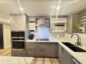 Een koelkast, een magnetron, een oven, een kookplaat