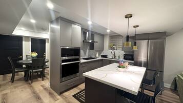 Réfrigérateur, micro-ondes, four, plaque de cuisson