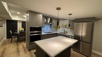 Jääkaappi, mikroaaltouuni, uuni, liesi