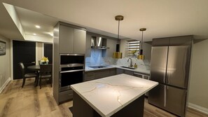 ثلاجة، ميكروويف، فرن، موقد طهي مسطح