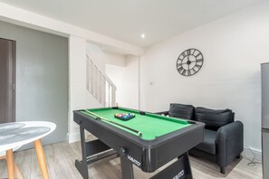 Games room - Cozy House and Stylish 3 Bedroom Home In the Heart of Coventry. (Coventry)