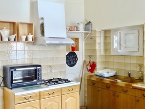 ثلاجة، ميكروويف، فرن، موقد طهي مسطح