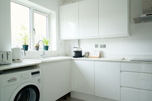 Microondas, horno y placa de cocina