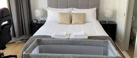 2 bedrooms, iron/ironing board, WiFi, bed sheets