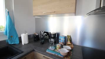 Full-size fridge, microwave, oven, stovetop