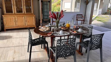 Daily buffet breakfast for a fee