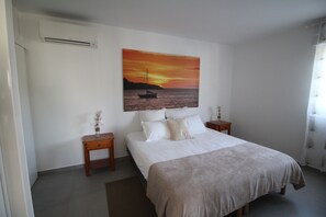 Desk, laptop workspace, iron/ironing board, free WiFi