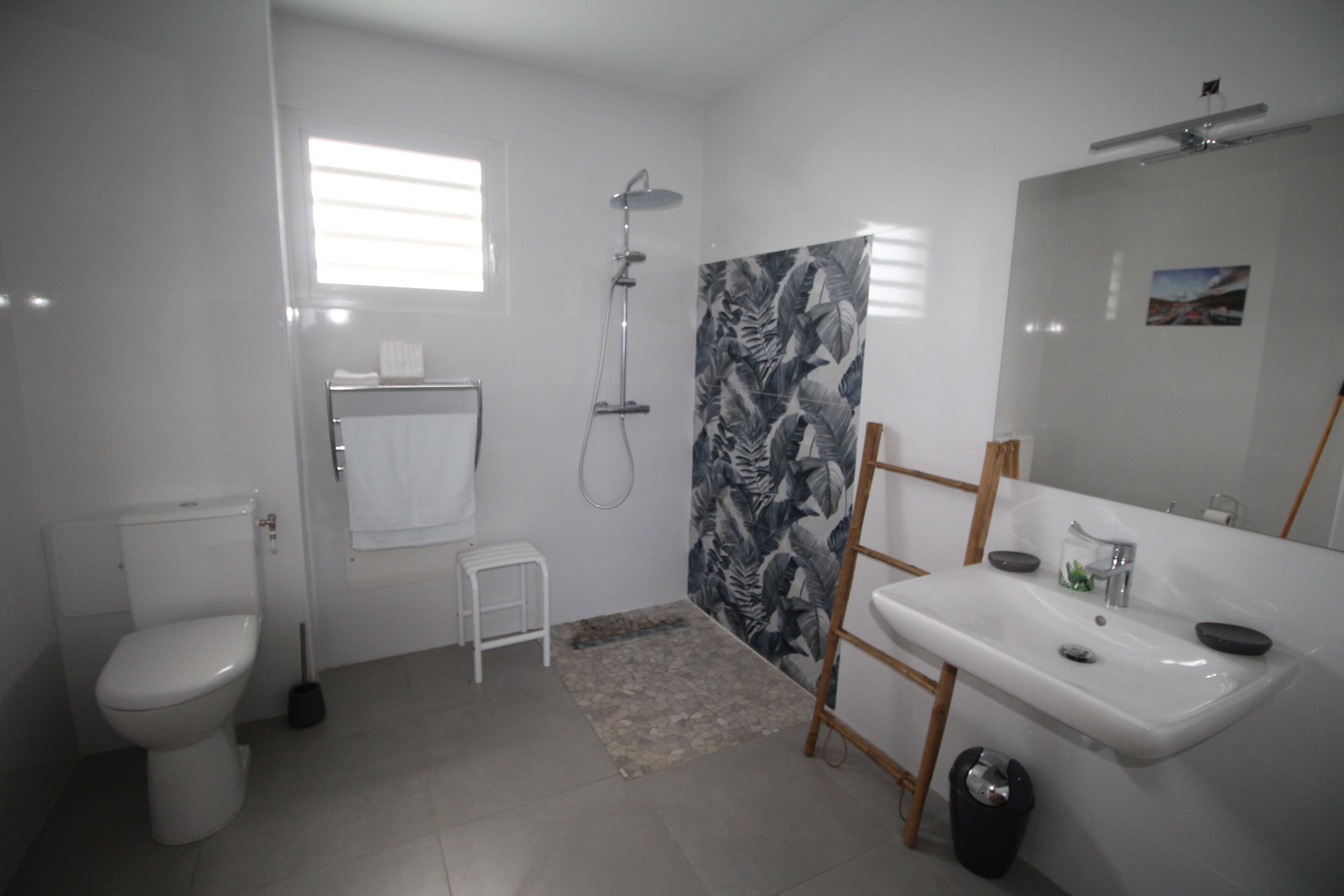 Comfort Villa, Sea View (Marie Galante) | Bathroom | Hair dryer, soap, toilet paper