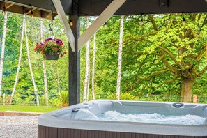 Outdoor spa tub - Solduc Riverfront 3B/2B home near Forks. Centrally located to all tourist sights (Beaver)