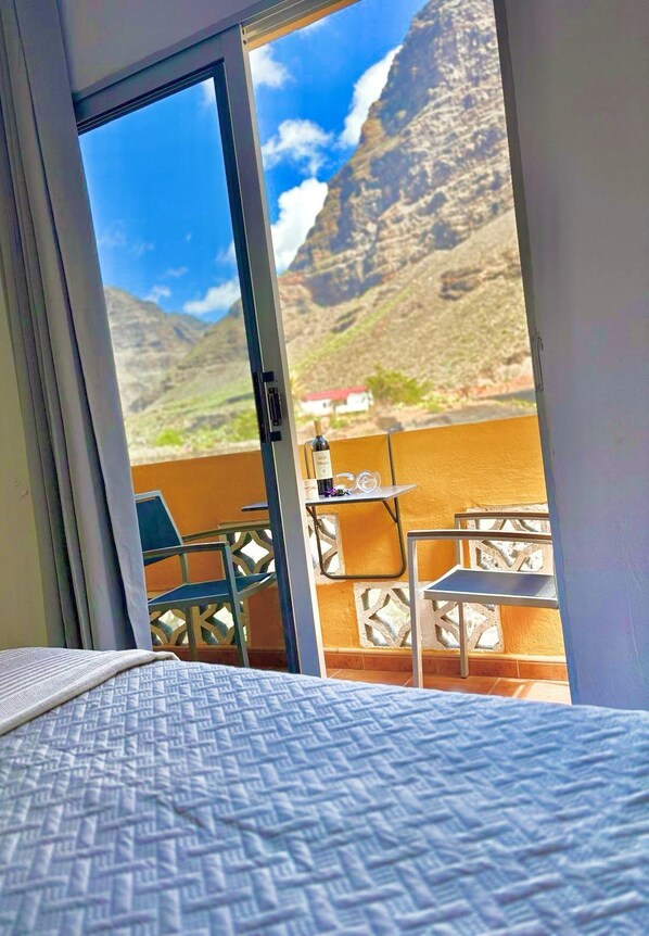 1 bedroom, iron/ironing board, internet, bed sheets