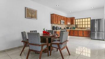 Villa | Dapur peribadi | Peti sejuk, ketuhar gelombang mikro, dapur, pembancuh kopi/teh