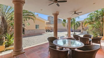 Villa | Restaurante al aire libre