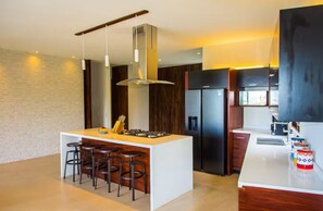 Villa | Cocina privada | Refrigerador, microondas, parrilla de estufa y cafetera y tetera