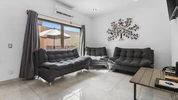 Villa | Área de sala de estar | Televisión LED de 45 pulgadas con canales por cable