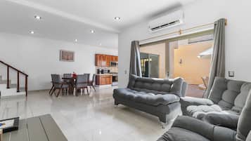 Villa | Área de sala de estar | Televisión LED de 45 pulgadas con canales por cable