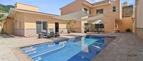 Villa | Zwembad | Een buitenzwembad