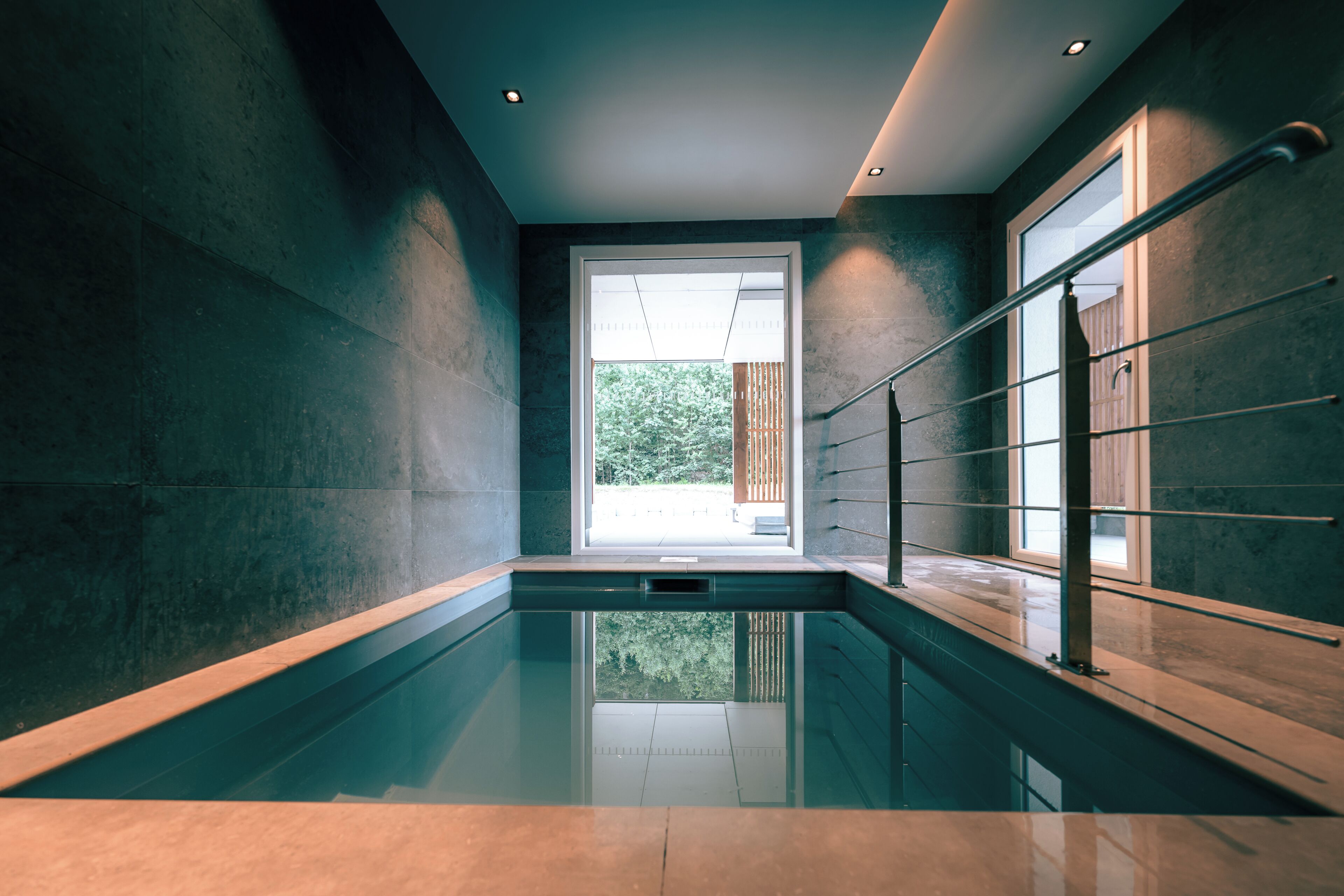 Deep-tissue massages, sports massages, 1 treatment room, massages