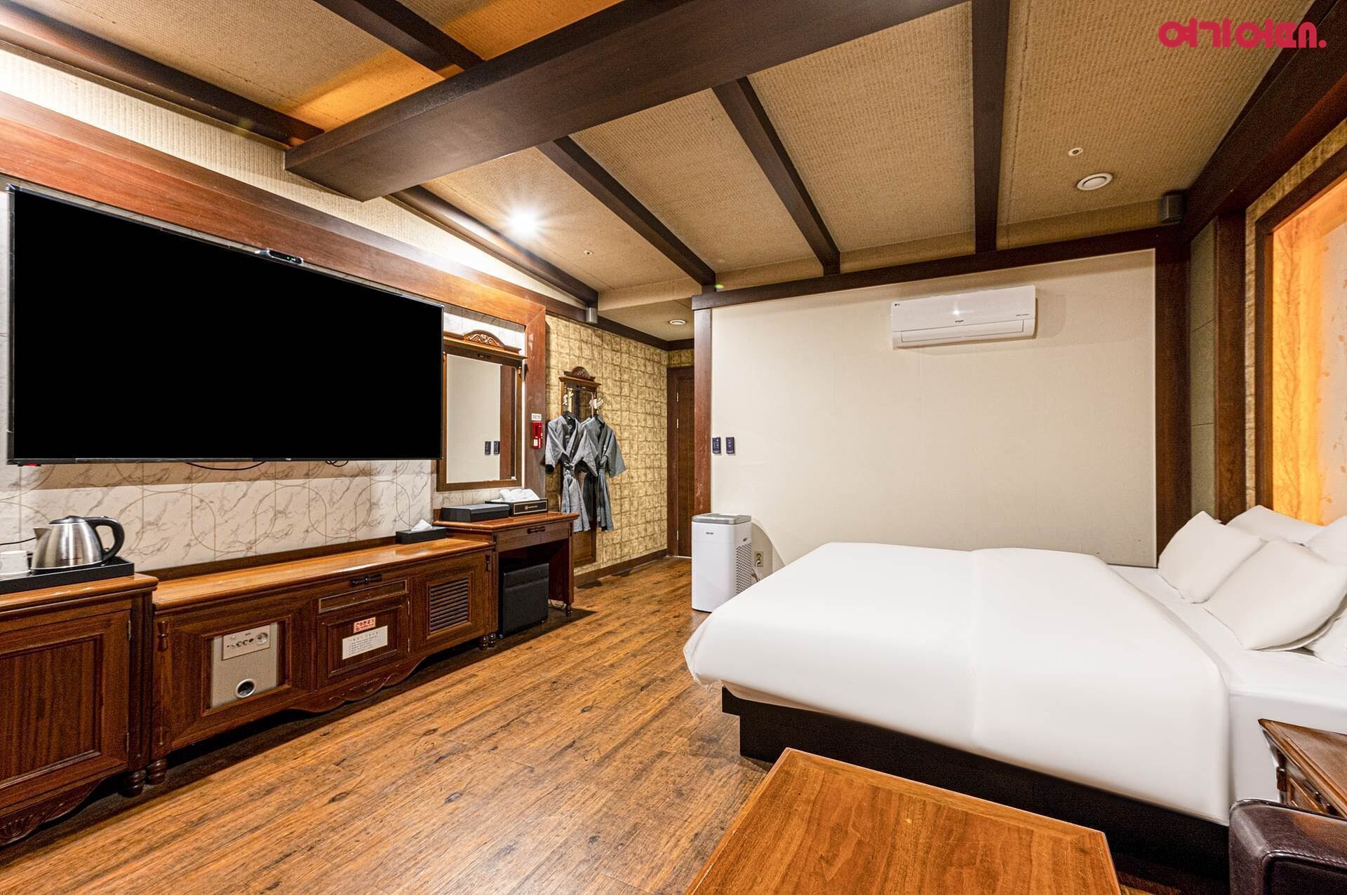 Royal Room | Desk, laptop workspace, free WiFi