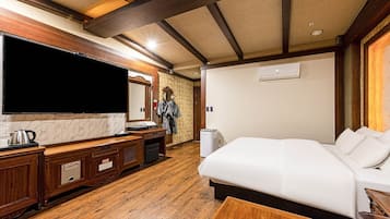 Royal Room | Desk, laptop workspace, free WiFi