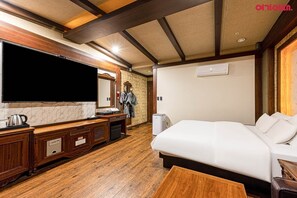 Kamar Royal | Meja kerja, ruang kerja ramah laptop, dan Wi-Fi gratis