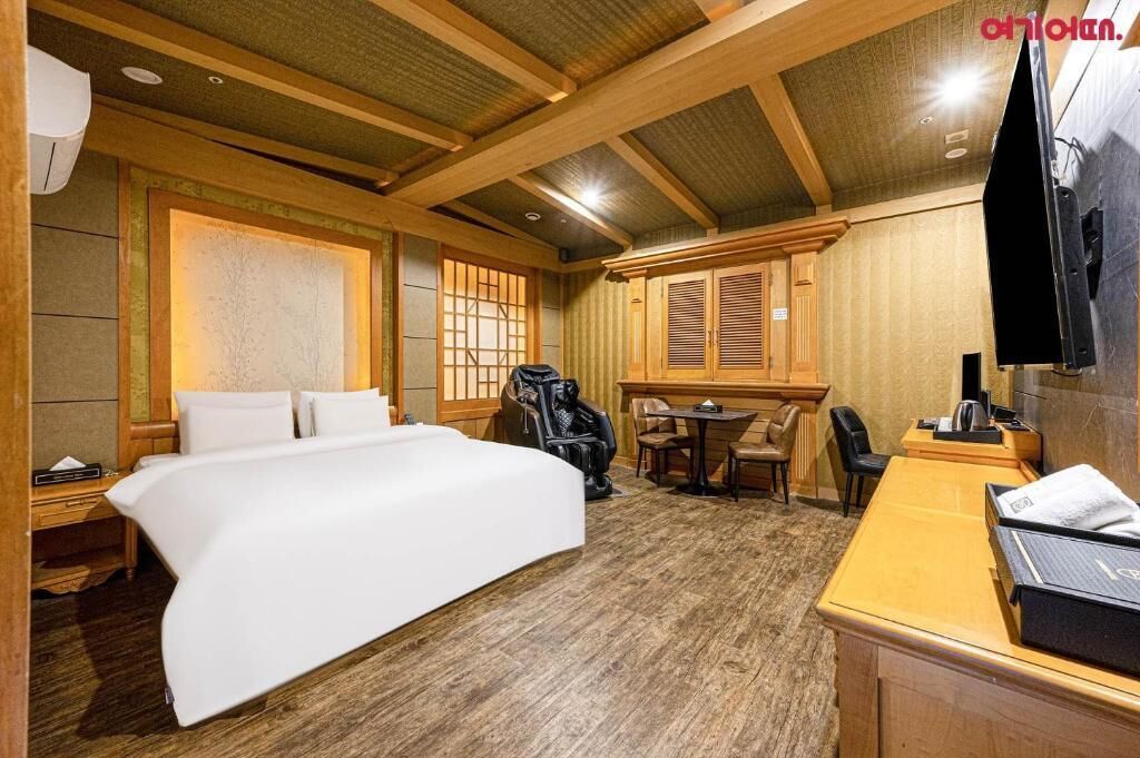 Desk, laptop workspace, free WiFi