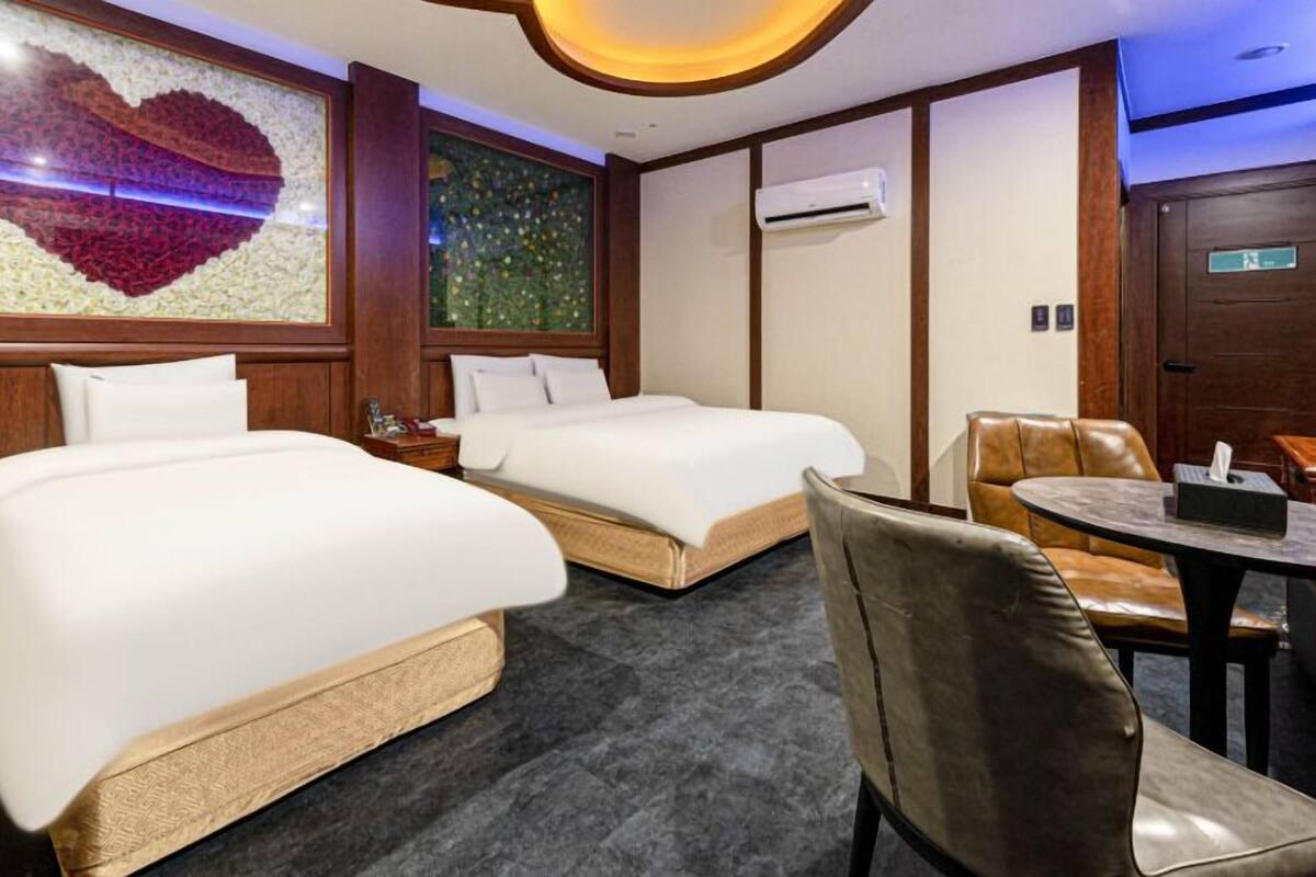 Deluxe Twin Room | Desk, laptop workspace, free WiFi