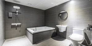 Kahden hengen deluxe-huone (kaksi sänkyä) | Kylpyhuone | Erillinen kylpyamme ja suihku, hiustenkuivaaja, pyyhkeet, sampoo