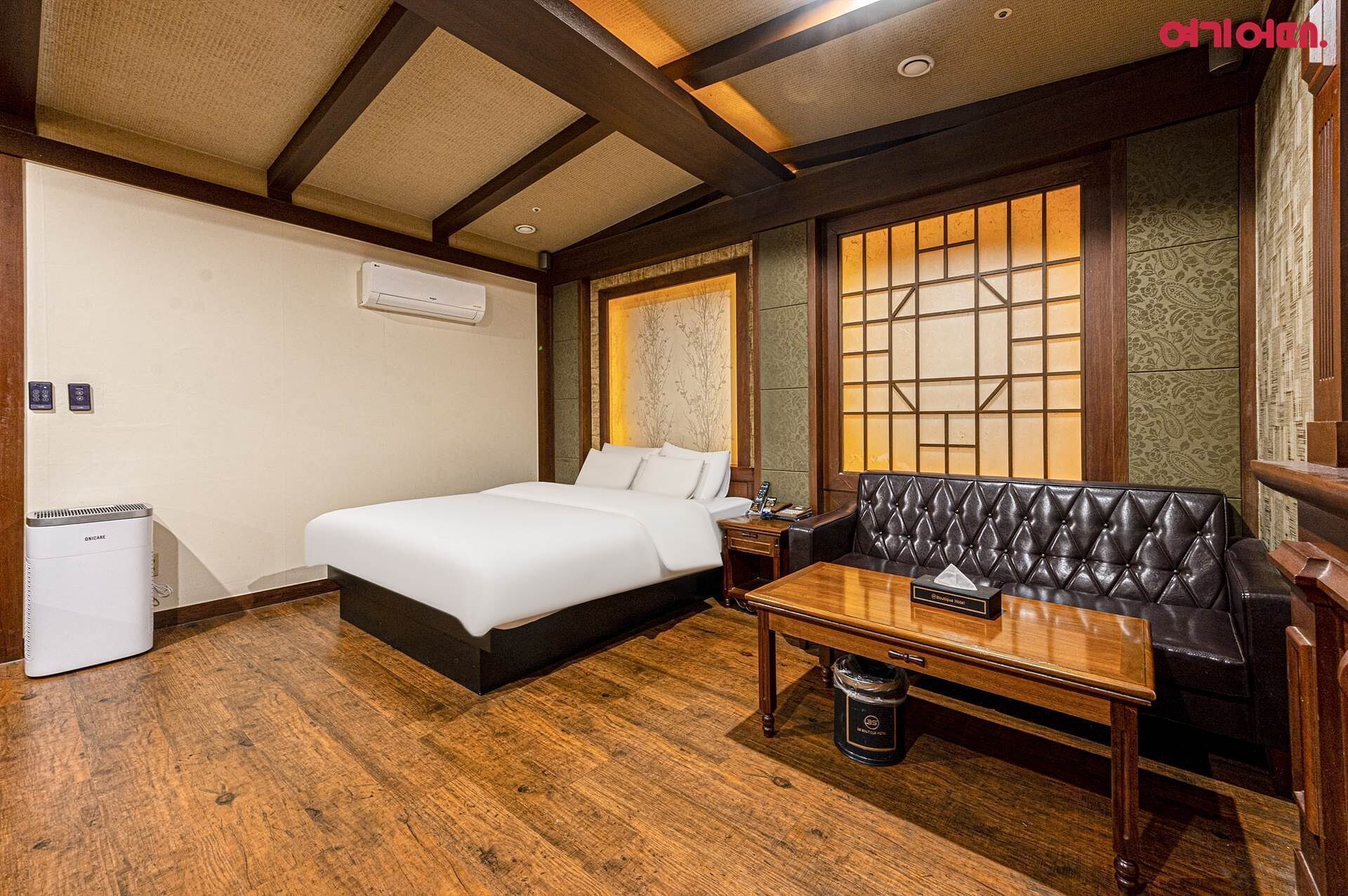 Desk, laptop workspace, free WiFi