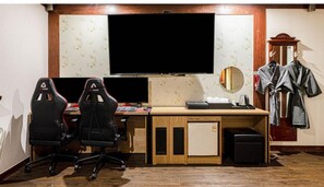 Deluxe Suite | Desk, laptop workspace, free WiFi