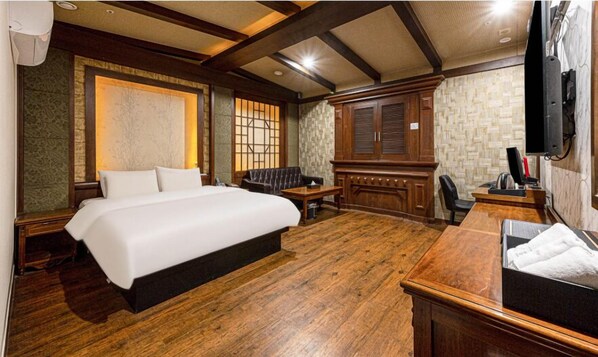 Deluxe Room | Desk, laptop workspace, free WiFi