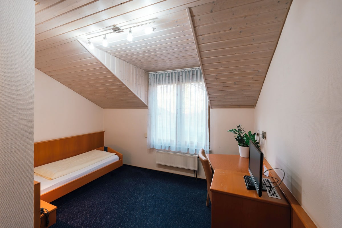 Standaard eenpersoonskamer, niet-roken | Hypoallergeen beddengoed, een bureau, een laptopwerkplek, gratis wifi
