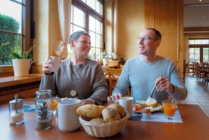Se ofrece un desayuno bufé todos los días (por un coste adicional)