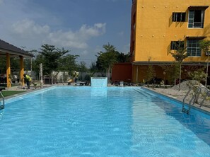 Kolam renang terbuka