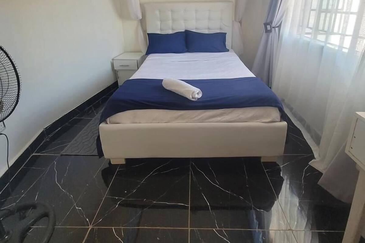 مكتب ومساحة عمل للكمبيوتر المحمول وواي فاي مجانًا وملاءات أسرّة